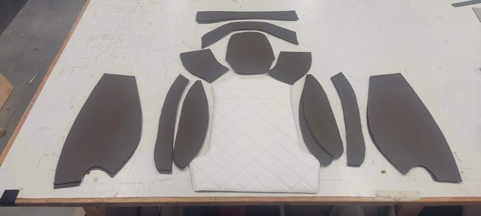 Uitgesneden bekledingsdelen voor een camperstoel in de werkplaats