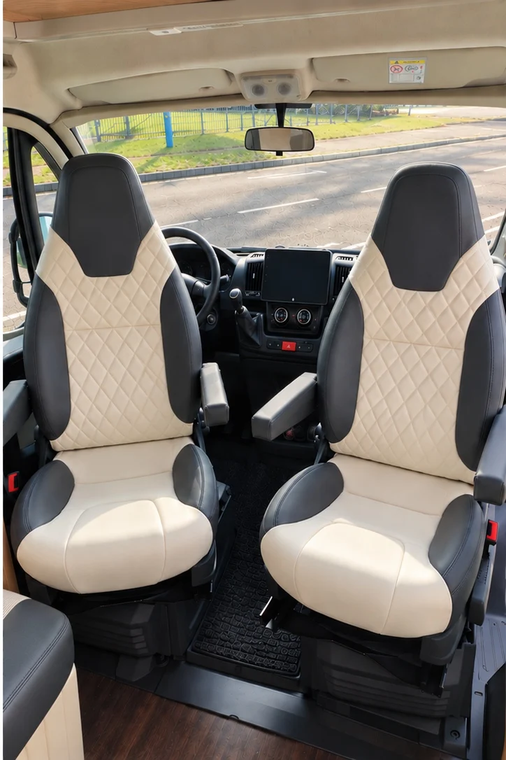 Dezelfde camperstoelen met nieuwe antraciet-crème bekleding