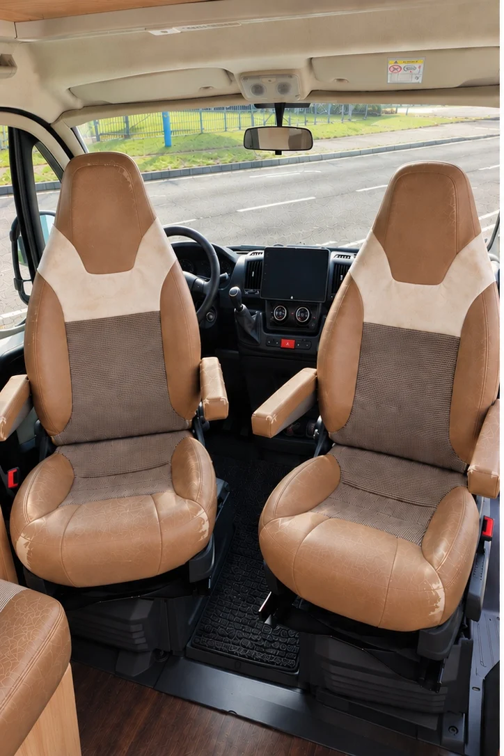 Camperstoelen met oude bruine bekleding, vóór het stofferen