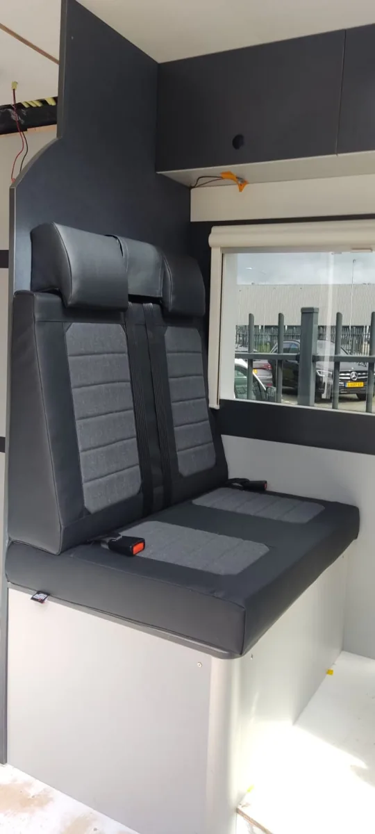 Camperzitbank met antracietkleurige bekleding en hoofdsteunen