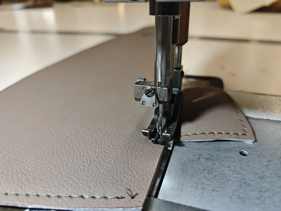 Stikwerk aan camperbekleding op de naaimachine