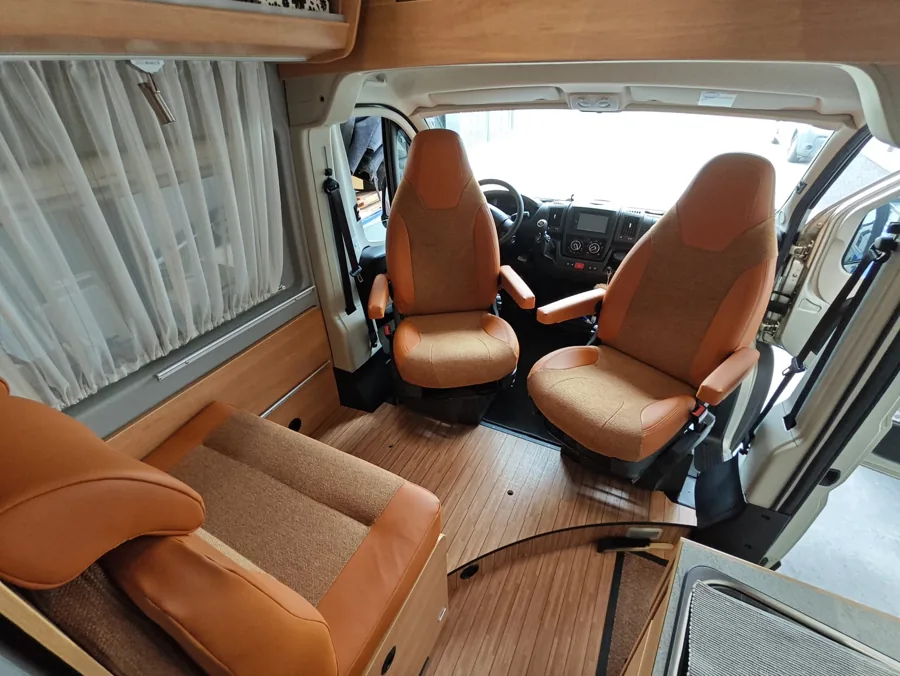 Camperinterieur met warm oranje bekleding