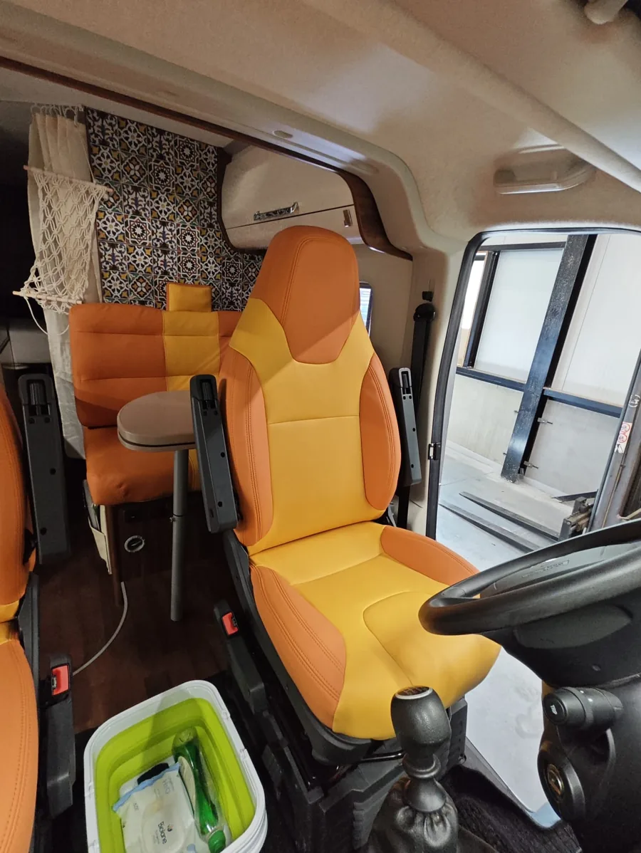 Gele en oranje camperstoel met bijpassende zitbank