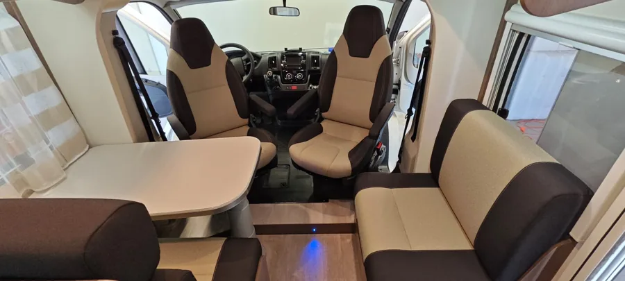 Camperzitgroep en voorstoelen met bruin-crème bekleding