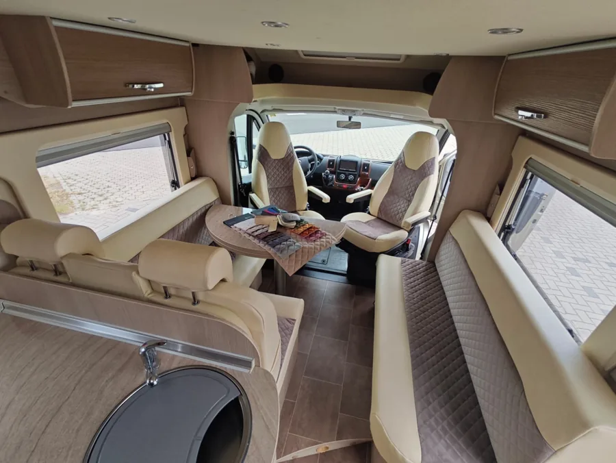 Compleet camperinterieur met doorgestikte tweekleurige bekleding