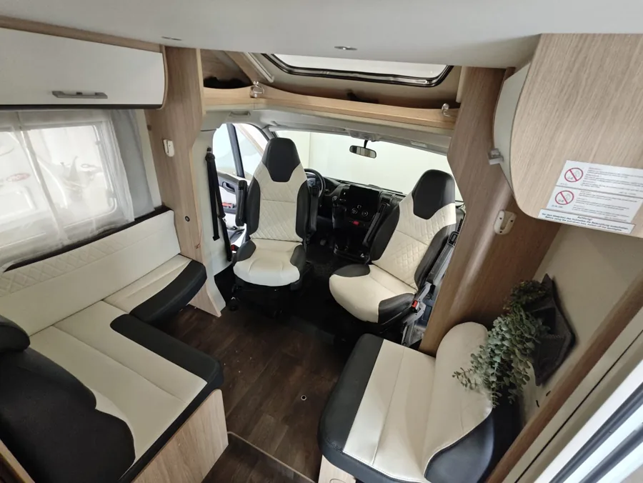 Camperzitgroep en voorstoelen met antraciet-crème bekleding