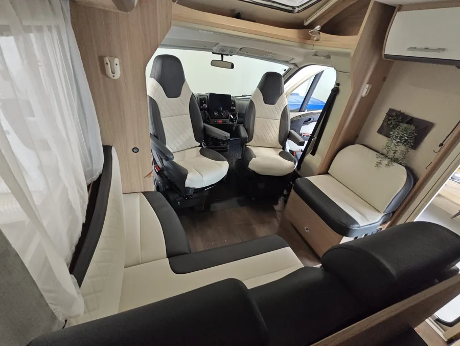 Compleet camperinterieur met antraciet-crème zitplaatsen