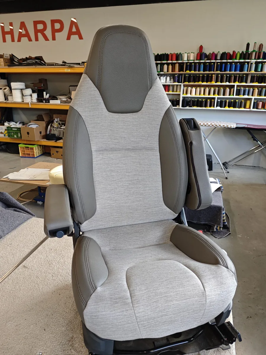 Grijs beklede camperstoel in de stoffeerwerkplaats