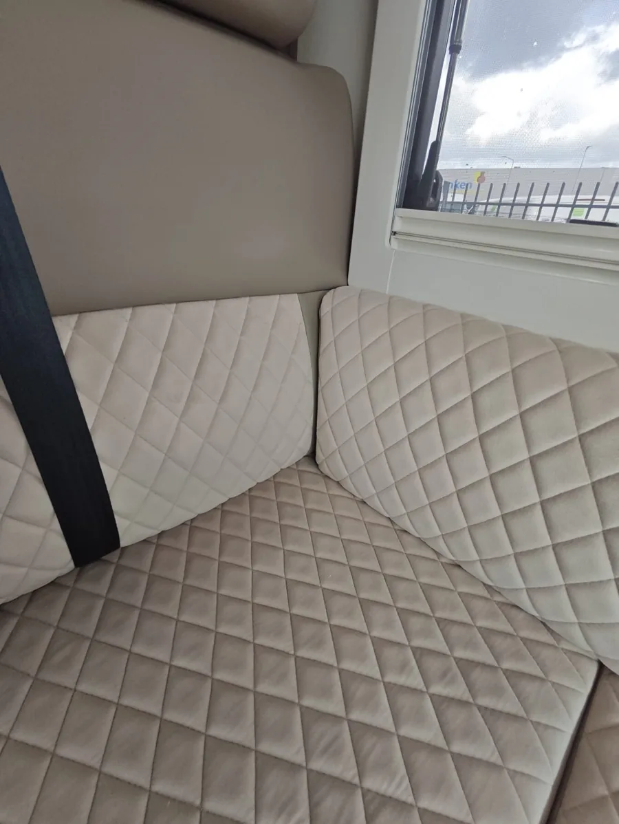 Detail van het ruitstiksel in een lichte camperzitbank