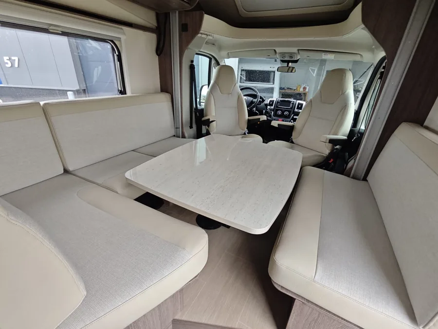 Lichte camperzitgroep met bijpassende voorstoelen