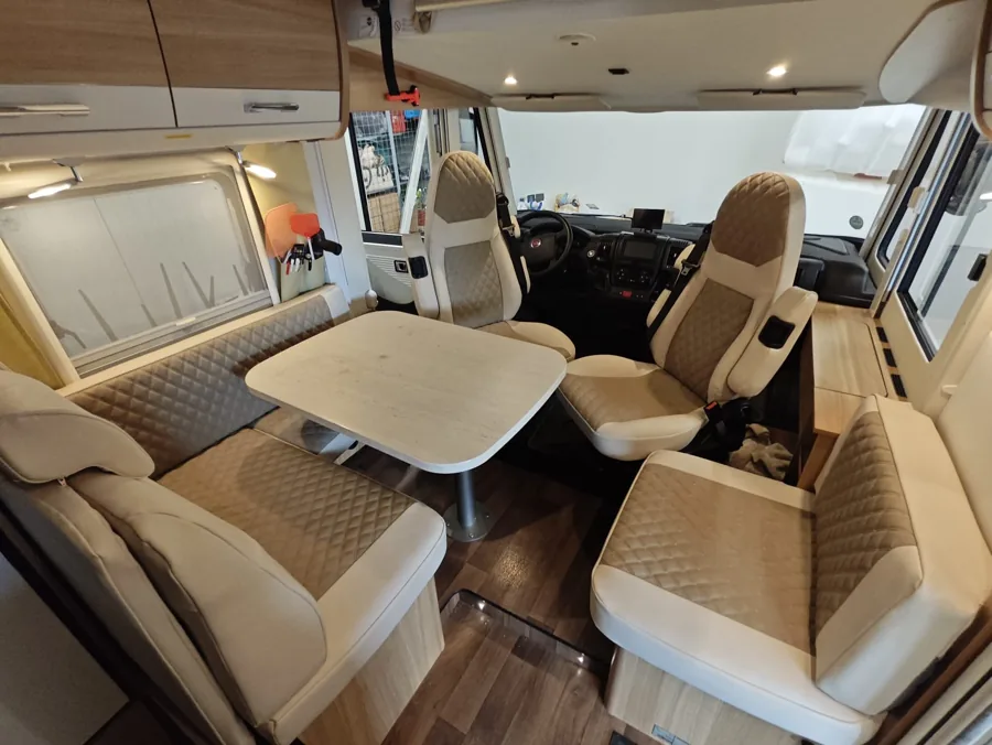 Camperzitgroep met warmbruine en crèmekleurige bekleding