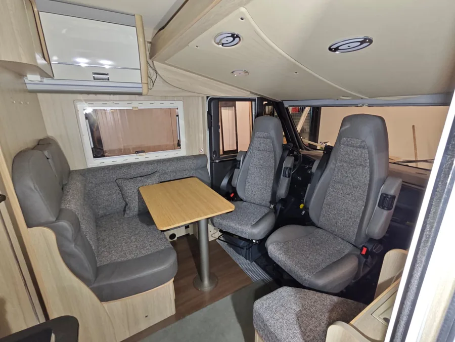 Camperinterieur met grijze geweven bekleding