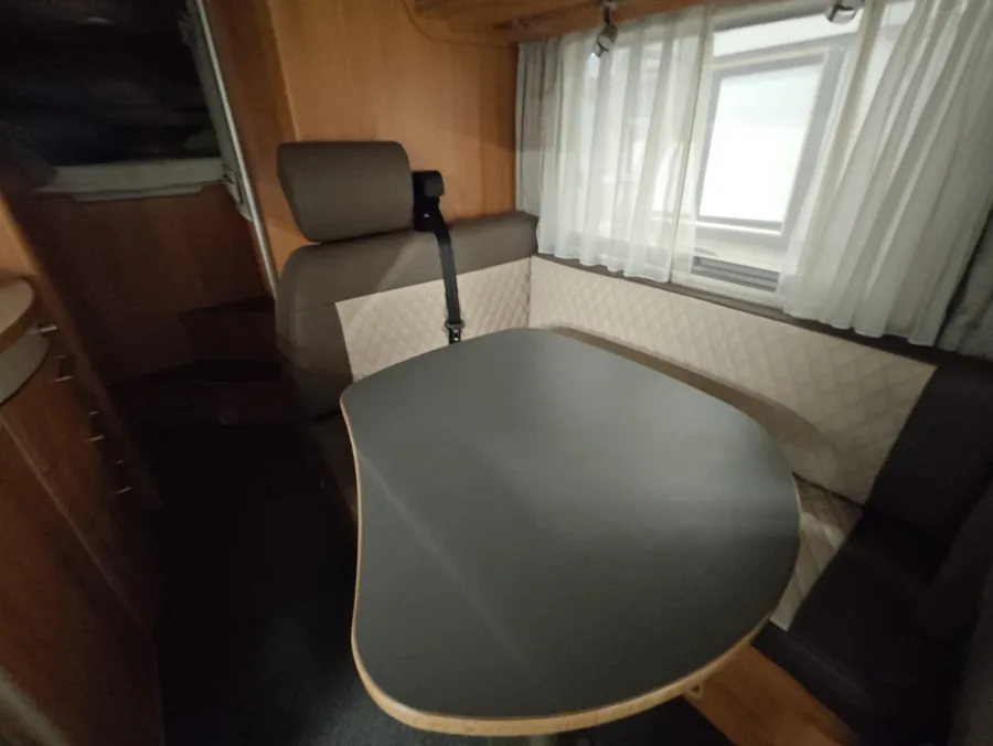 Camperhoekbank met licht ruitstiksel en donkere bovenzijde