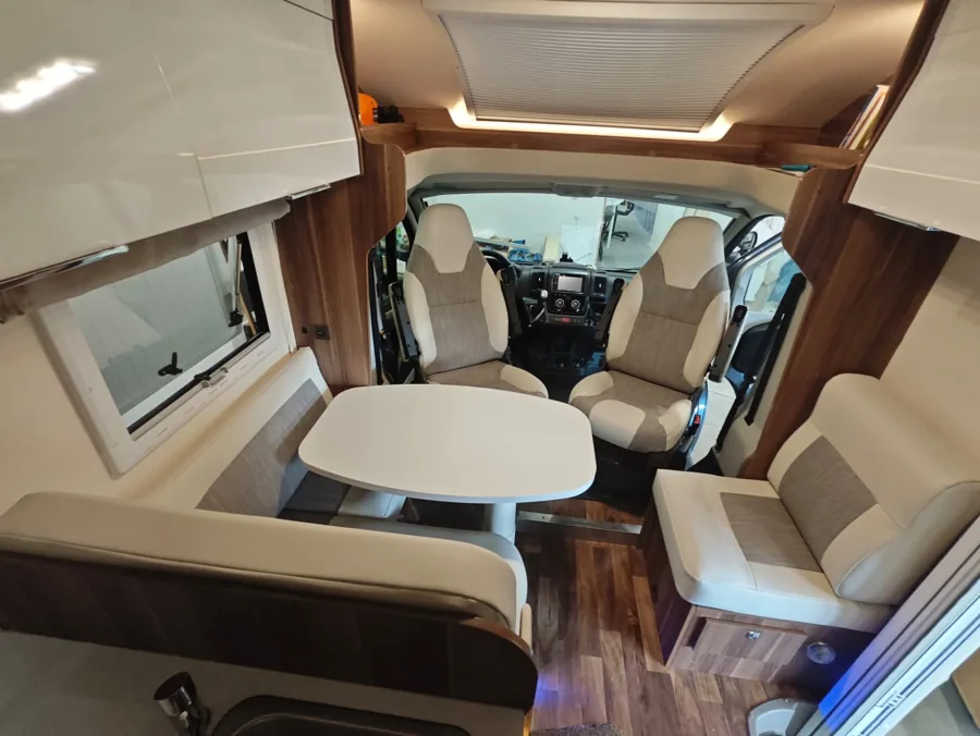 Camperinterieur met crème en naturel geweven bekleding