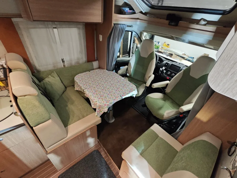 Camperzitgroep en stoelen met groene en crèmekleurige bekleding